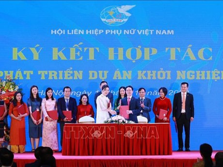 Signature d'un accord de coopération sur le développement des start-ups. Photo : VNA