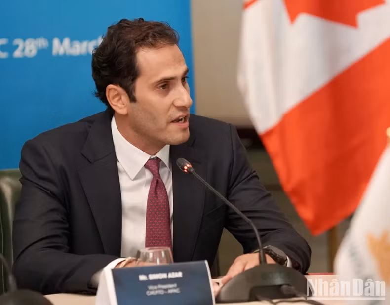 Le vice-président du Groupe CAE, Simon Azar, a hautement apprécié les résultats de la coopération Vietnam Airlines - CAE. Photo : nhandan.vn