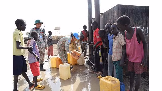 L’équipe de l’Unité de génie militaire vietnamienne guide les gens dans l’utilisation et la prise de l’eau au réservoir. Photo : baoquocte.vn