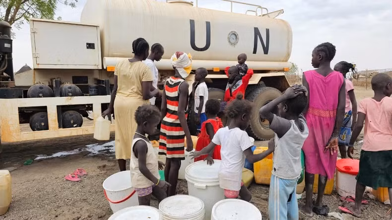 Les habitants d’Abyei font la queue pour attendre de l’eau potable. Photo : L'Unité du génie militaire du Vietnam Les habitants d’Abyei font la queue pour attendre de l’eau potable. Photo : L'Unité du génie militaire du Vietnam