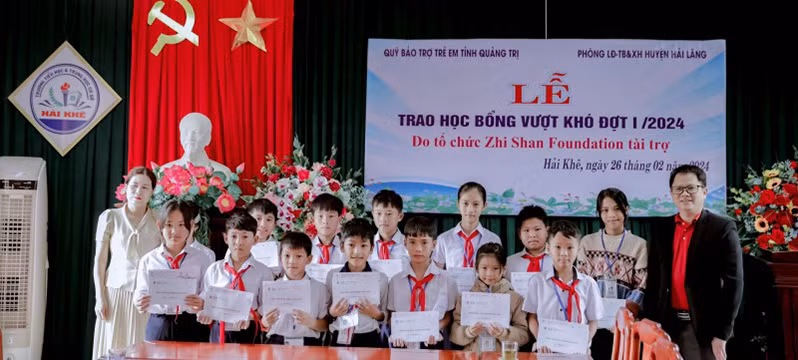 La Fondation Zhi Shan offre des bourses d'études aux élèves en situation difficile du district de Hai Lang dans la province de Quang Tri. Photo : thoidai.com.vn La Fondation Zhi Shan offre des bourses d'études aux élèves en situation difficile du district de Hai Lang dans la province de Quang Tri. Photo : thoidai.com.vn