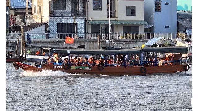 Le marché flottant de Cai Rang est un type de marché unique et typique du delta du Mékong que l’on ne trouve nulle part ailleurs au Vietnam. Dès le petit matin, de nombreux groupes de touristes prennent des bateaux pour découvrir ce marché flottant. Photo : Toquoc.vn