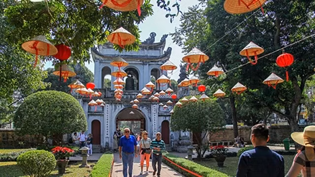 Les visiteurs au Temple de la littérature à Hanoi. Photo : VOV.