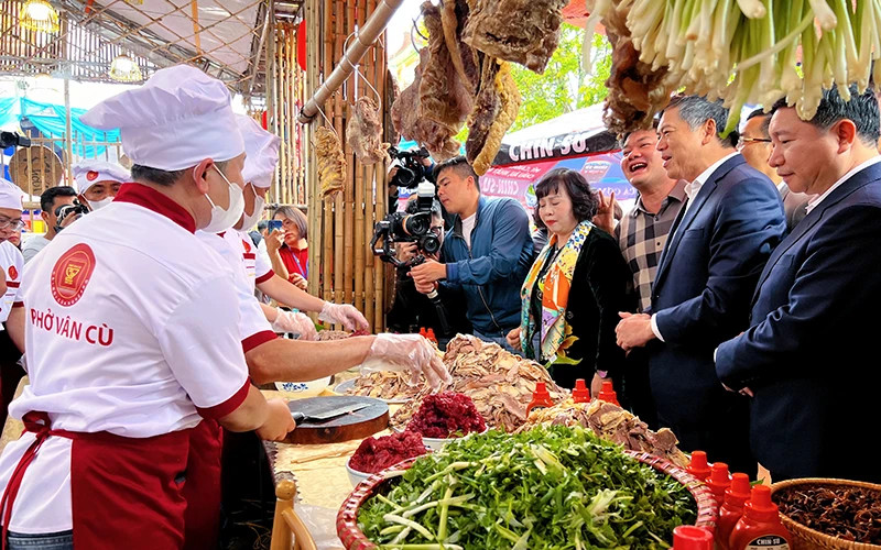 Les visiteurs au stand de préparation du "phở". Photo : NDEL.