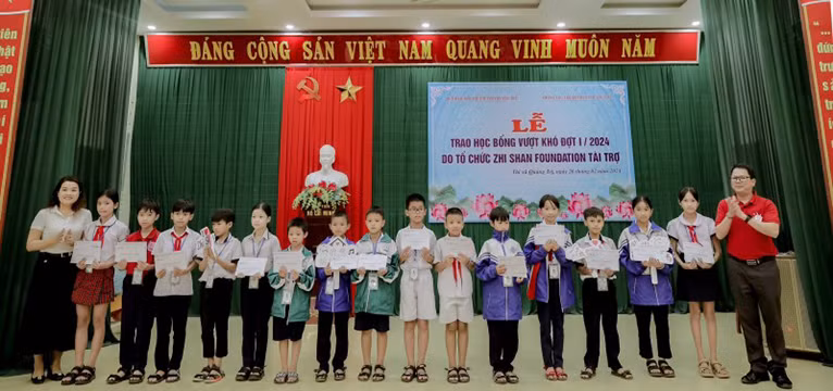 La cérémonie de remise des bourses d'études pour les élèves de la province de Quang Tri. Photo : thoidai.com.vn