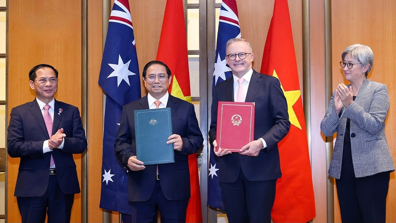 Le Premier ministre vietnamien Pham Minh Chinh (2e à partir de la gauche) et le Premier ministre australien Anthony Albanese (3e à partir de la gauche) après avoir signé un accord pour élever leurs relations au niveau de partenariat stratégique intégral. Photo : VOV.