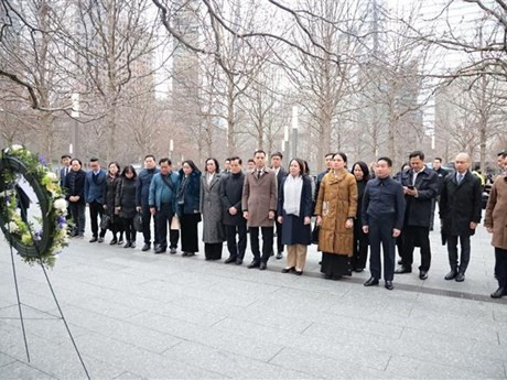 La Vice-Présidente Vo Thi Anh Xuân et sa suite ont déposé une gerbe de fleurs au Mémorial du 11 septembre, commémorant les victimes de l'attaque terroriste qui a secoué les Etats-Unis en 2001. Photo : VNA.