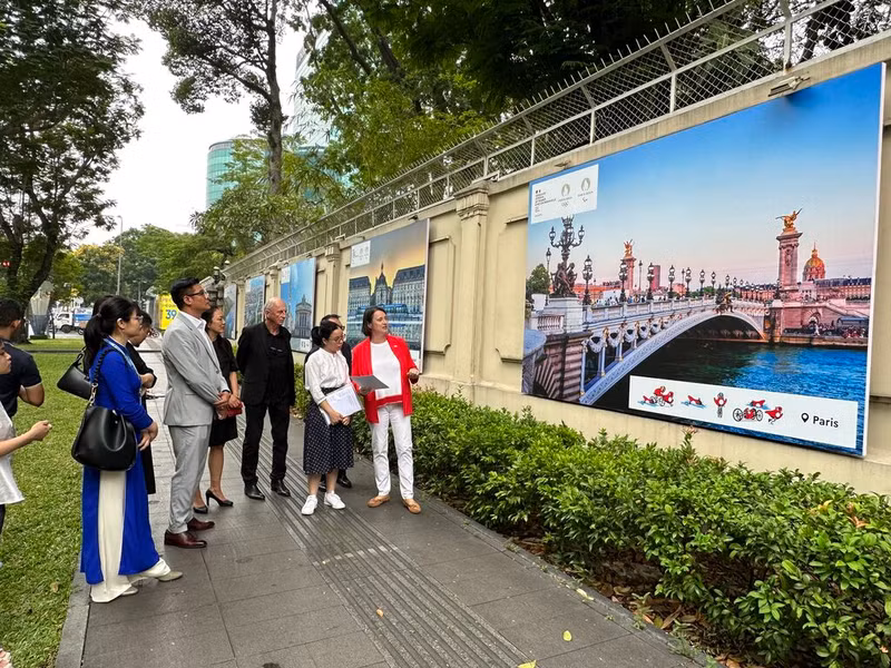 Michel Regembal (centre), un des architectes du Stade de France, donne au public de Hô Chi Minh-Ville des informations sur le plus grand stade français comprenant plus de 80.000 places. Photo: CVN