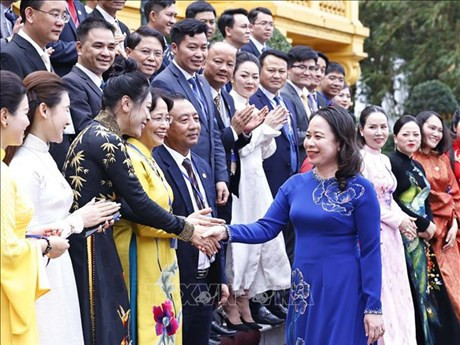 La Présidente par intérim Vo Thi Anh Xuân et des représentants de l'Association des Jeunes entrepreneurs du Vietnam. Photo : VNA.