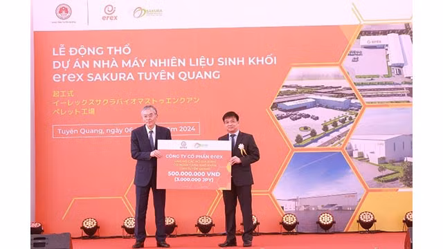 Lors de la cérémonie de mise en chantier, Erex a remis des cadeaux et fait don de 500 millions de dôngs à des familles en difficulté. Photo : baodautu.vn