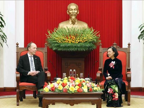 Truong Thi Mai, membre du Bureau Politique, Permanente du Secrétariat, présidente de la Commission d’Organisation du Comité central du Parti, et le président du Parlement de Finlande, Jussi Halla-aho. Photo : VNA.