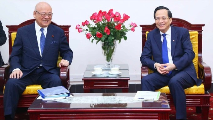 Le ministre du Travail, des Invalides de guerre et des Affaires sociales, Dào Ngoc Dung (à droite) et le conseiller spécial de l’Alliance parlementaire d’amitié Japon-Vietnam, Takebe Tsutomu (à gauche). Photo : dansinh.dantri.com.vn