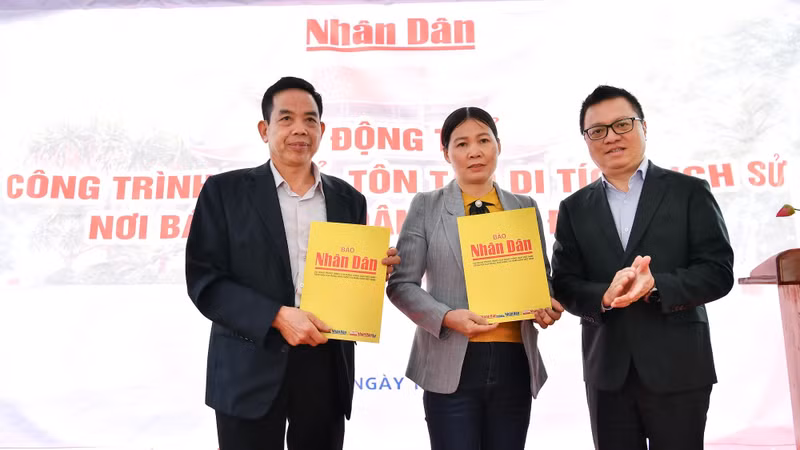 Le Journal Nhân Dân offre des cadeaux aux responsables de la commune de Quy Ky et du village de Khuôn Nhà. Photo : Nhandan.vn Le Journal Nhân Dân offre des cadeaux aux responsables de la commune de Quy Ky et du village de Khuôn Nhà. Photo : Nhandan.vn