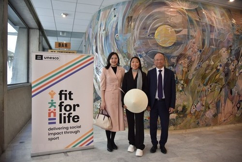 Les participants ont discuté des défis mondiaux et des approches novatrices visant à promouvoir l'égalité des sexes dans et à travers le football. La footballeuse Huynh Nhu (au milieu). Photo : Ngoc Hiêp/VNA.