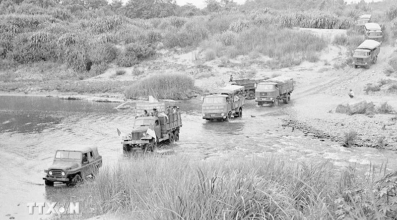 Les soldats transportent des marchandises vers le champ de bataille. Photo : VNA.