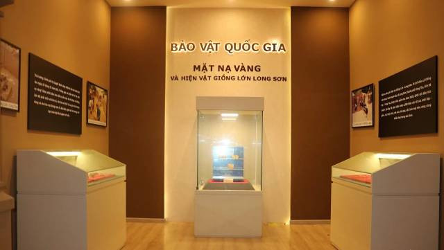 Les trésors nationaux, trois masques en or découverts sur le site archéologique de Giông Lon, dans la commune de Long Son, à Vung Tàu. Photo : Vietnamnet.