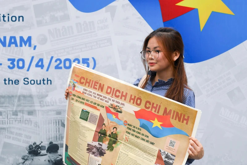 Les lecteurs font leur check-in avec le supplément au sein de l'exposition interactive du Journal Nhân Dân