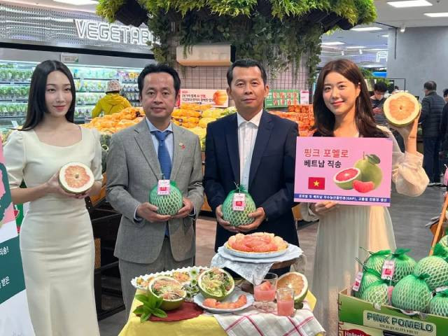 Le pamplemousse vietnamien est officiellement en vente dans le réseau de supermarchés Lotte Mart en R. de Corée. Photo: congthuong.vn