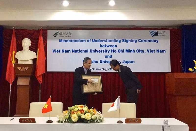 Le Prof. Dang Luong Mo lors de la cérémonie de signature du partenariat entre l'Université nationale de Hô Chi Minh-Ville et une université japonaise Kyushu. Photo : fournie par l'intéressé.