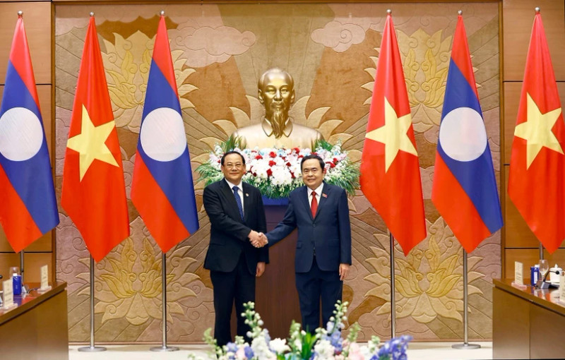 Le président de l'Assemblée nationale (AN) du Vietnam, Tran Thanh Man (à droite) et le Premier ministre lao, Sonexay Siphandone. Photo : VNA.