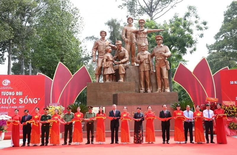 Le secrétaire général Tô Lâm et des dirigeants à la cérémonie d'inauguration du monument. Photo : cand.com.vn