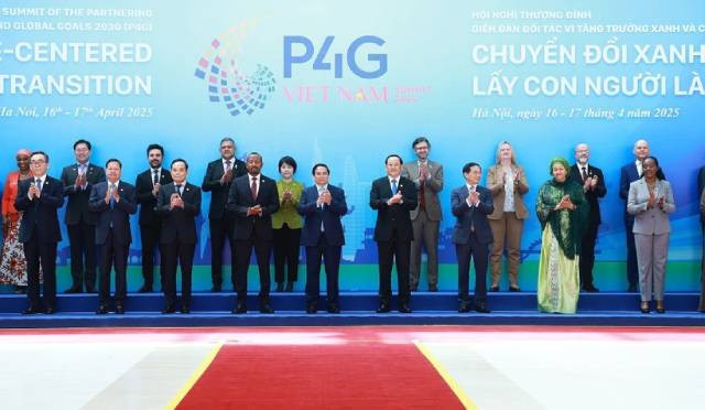 Le Premier ministre vietnamien Pham Minh Chinh et les délégués au 4e Sommet du Partenariat pour la croissance verte et les objectifs mondiaux (P4G). Photo : VNA.