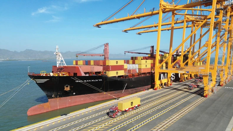 Le premier navire commercial a accosté aux quai n°3 et 4 du port international TIL de Hai Phong. Photo : nhandan.vn 