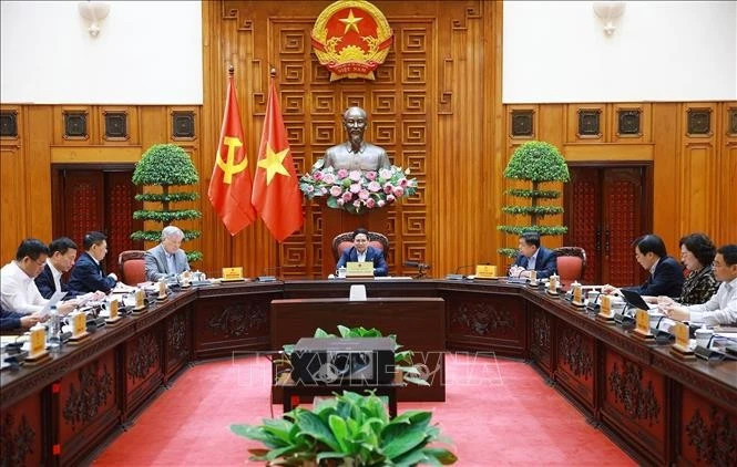 Le Premier ministre Pham Minh Chinh (au milieu) préside la réunion entre la permanence du gouvernement et les responsables des ministères, des secteurs et des organismes relevant directement de l’autorité centrale. Photo : VNA.