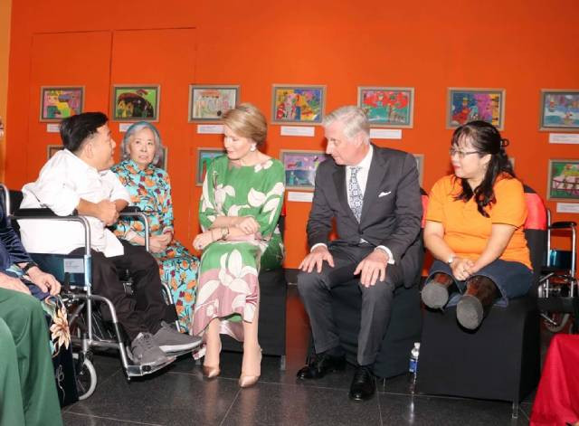 Le roi Philippe et la reine Mathilde de Belgique rencontrent des enfants touchés par l'agent orange. Photo : VNA.