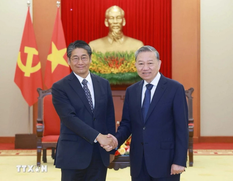 Le secrétaire général du Parti, Tô Lâm (droite) et l'ambassadeur du Japon au Vietnam, Ito Naoki. Photo : VNA.