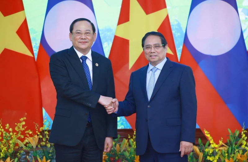 Le Premier ministre Pham Minh Chinh (droite) rencontre son homologue lao à l’occasion du Sommet du P4G à Hanoï. Photo : VNA.
