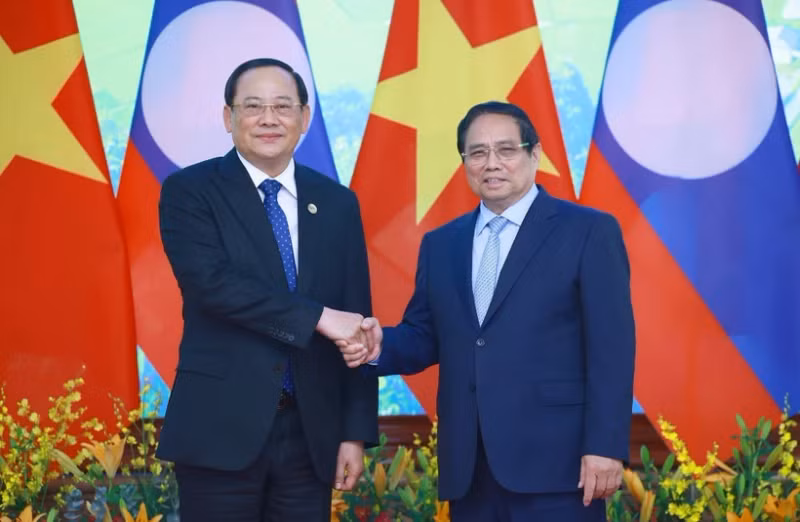 Le Premier ministre Pham Minh Chinh (droite) rencontre son homologue lao à l’occasion du Sommet du P4G à Hanoï. Photo : VNA.