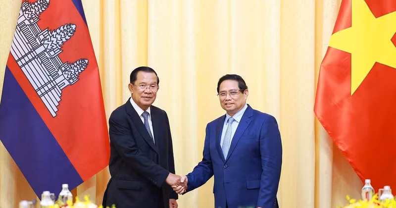 Le Premier ministre Pham Minh Chinh (droite) et Samdech Techo Hun Sen, président du Parti du peuple cambodgien et président du Sénat cambodgien. Photo : VNA.