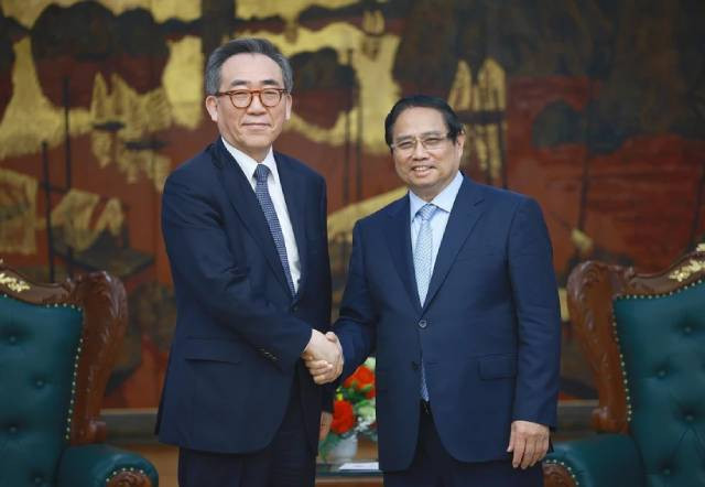 Le Premier ministre Pham Minh Chinh (droite) et le ministre sud-coréen des Affaires étrangères, Cho Tae-yul. Photo : VNA.