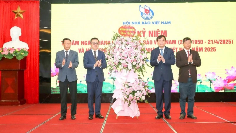 Les dirigeants de la Commission centrale de la propagande et de la mobilisation de masse ont offert une corbeille de fleurs pour féliciter l’Association des Journalistes du Vietnam à l’occasion de son 75e anniversaire. Photo : nhandan.vn