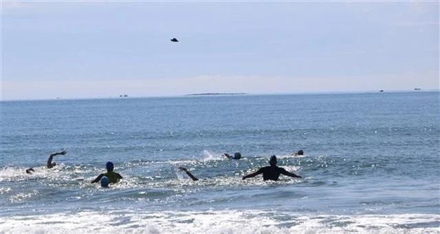 Les athlètes participent à l’épreuve de natation des Championnats nationaux de triathlon 2024. Photo : VNA.