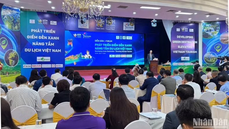 La vue d'ensemble du forum « Développer des destinations vertes, valoriser le tourisme vietnamien ». Photo: nhandan.vn