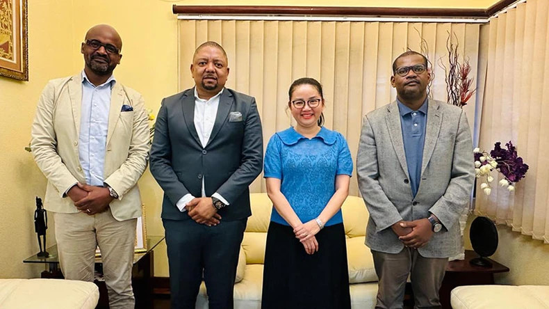 L'ambassadrice du Vietnam au Mozambique, Trân Thi Thu Thin, aux côtés des représentants du CCIMV. Photo : Ambassade du Vietnam au Mozambique 