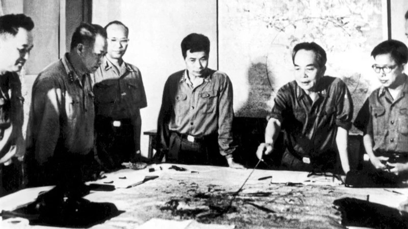  Le Général Vo Nguyên Giap et ses camarades de la Commission militaire centrale examinent le plan opérationnel de la Campagne Hô Chi Minh (Hanoi, avril 1975). Photo d'archives : VNA. 