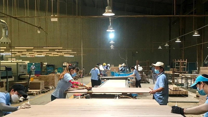 La transformation du bois destiné à l’exportation à la société par actions Minh Dương dans la province de Binh Duong. Photo : nhandan.vn