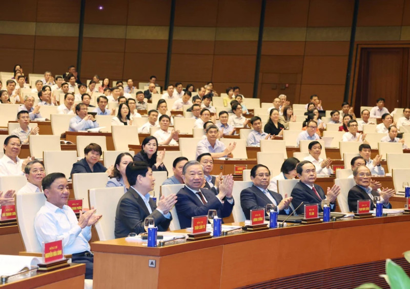 Des dirigeants et anciens dirigeants du Parti et de l’État à la conférence. Photo : VNA.