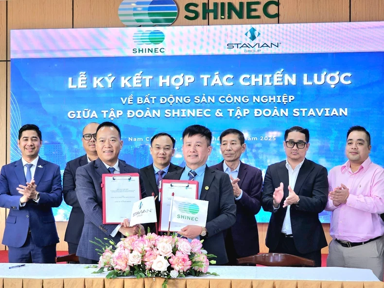 La signature d’un partenariat pour le développement de nouveaux projets de zones industrielles selon une approche écologique. Photo : nhandan.vn