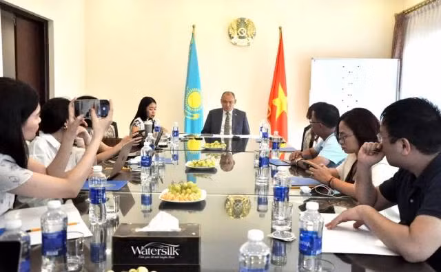 L'ambassadeur du Kazakhstan au Vietnam, M. Kanat Tumysh, a partagé avec la presse ses réflexions sur les relations et la coopération commerciale et économique entre le Vietnam et le Kazakhstan. Photo : congthuong.vn