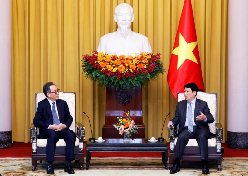 Le président Luong Cuong (droite) et le ministre sud-coréen des Affaires étrangères Cho Tae-yul à Hanoï. Photo : VNA. 