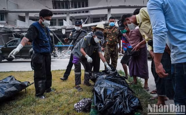 L'émotion était à son comble devant les corps méconnaissables des victimes. Photo : nhandan.vn