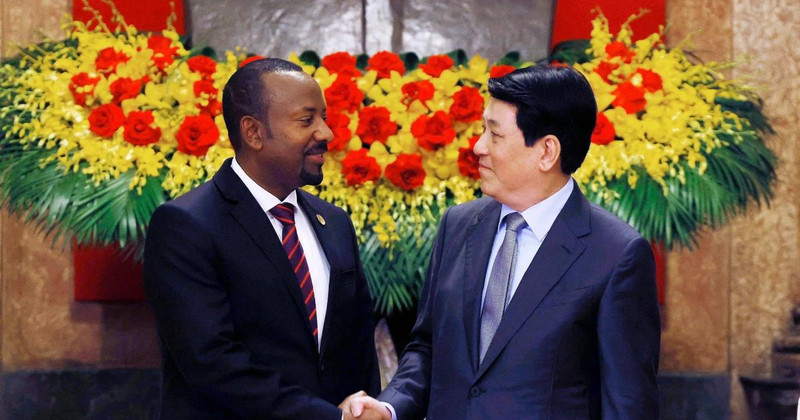 Le président de l'État, Luong Cuong (droite) et le Premier ministre éthiopien, Abiy Ahmed Ali, en visite officielle au Vietnam et participant au 4e Sommet du P4G. Photo : VNA 