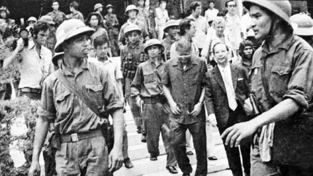  Le colonel adjoint du 66e Régiment, 304e Division, 2e Corps d’armée, Pham Xuân Thê (à droite), a participé à l’escorte du président Duong Van Minh et de son gouvernement vers la station de radio de Saïgon pour y lire la déclaration de capitulation. Photo d'archives : VNA.