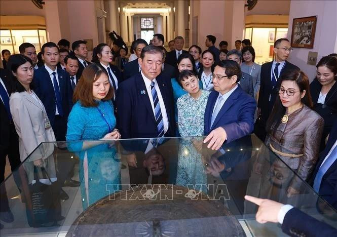 Le PM Pham Minh Chinh et son homologue japonais visitent le Musée national d'histoire du Vietnam. Photo : VNA.