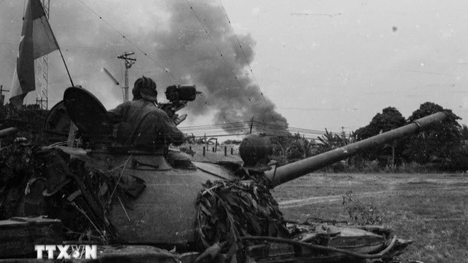 Les unités d'infanterie et de chars ont avancé vers Saïgon sur l'autoroute Biên Hoa. Photo : VNA. 