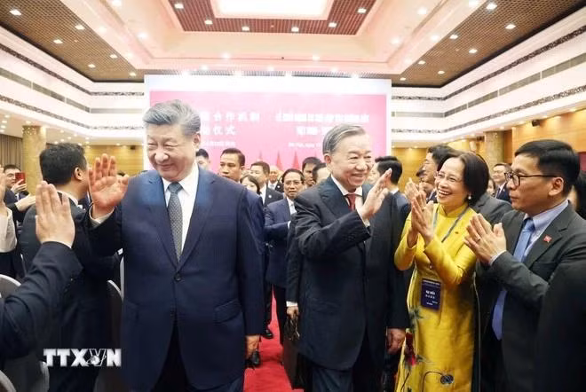 Le secrétaire général du Parti communiste du Vietnam, Tô Lâm (à droite) et le secrétaire général du Parti communiste chinois et président chinois Xi Jinping lors d'une activité d'échanges humanistes Chine-Vietnam, à Hanoi. Photo : VNA.